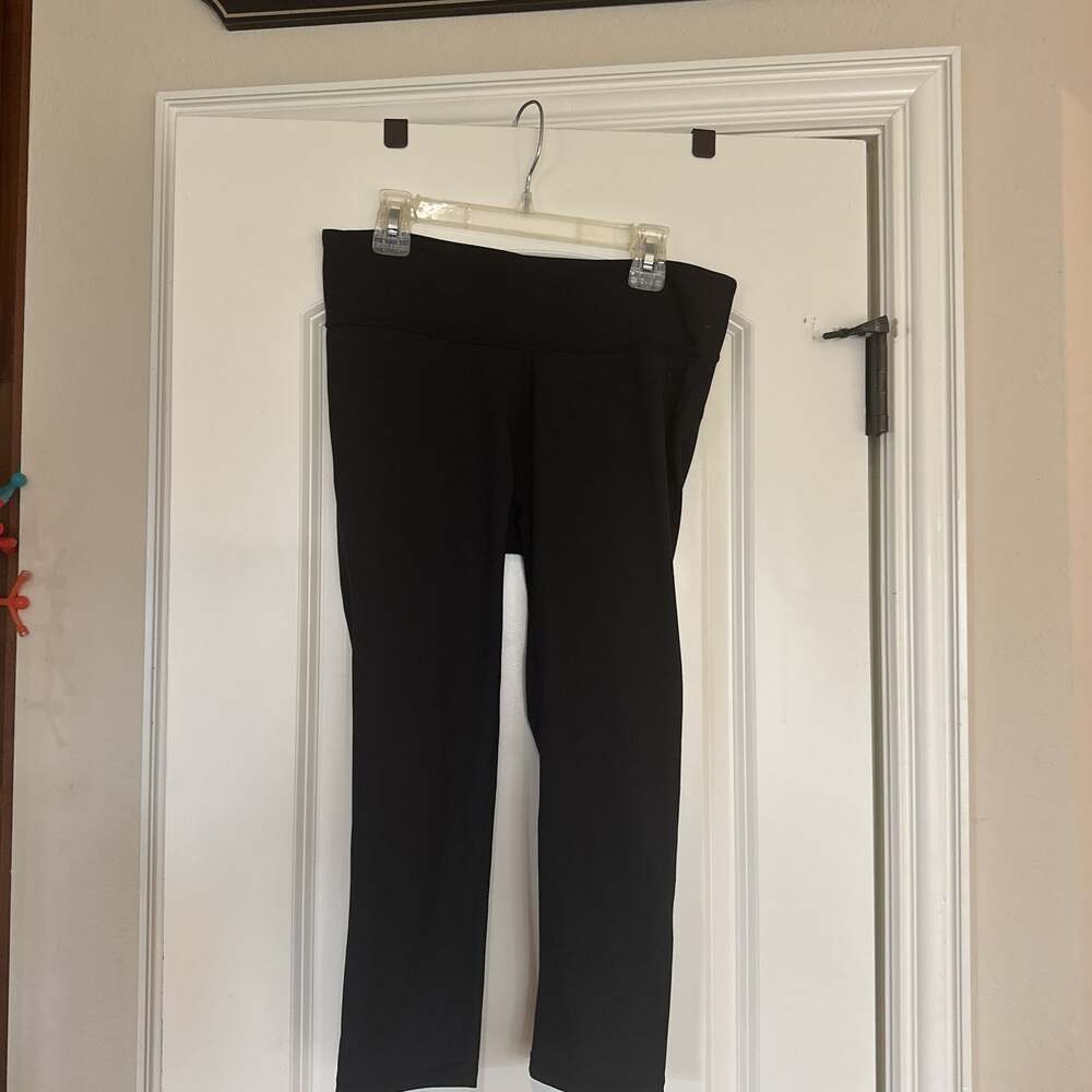 Fabletics Women's Black Capri Cropped Leggings